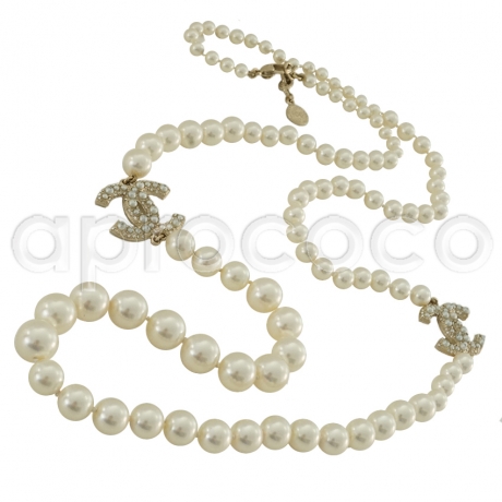 klassicher geht es nicht! CHANEL Perlenkette Perlen-Halskette mit CC Logo