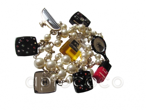 Bezaubernde und seltene CHANEL Kette - Perlenkette mit Kosmetik-Anhängern