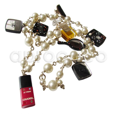 Bezaubernde und seltene CHANEL Kette - Perlenkette mit Kosmetik-Anhängern