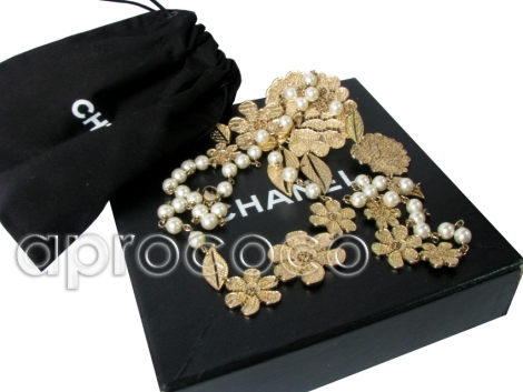 O la la! CHANEL 2008 eindrucksvolle Perlenketten mit filigranen Kamelien
