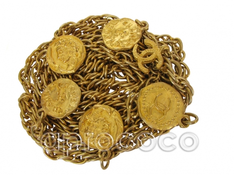 Beeindruckende 3-reihige CHANEL Kette mit ikonischen Münzen