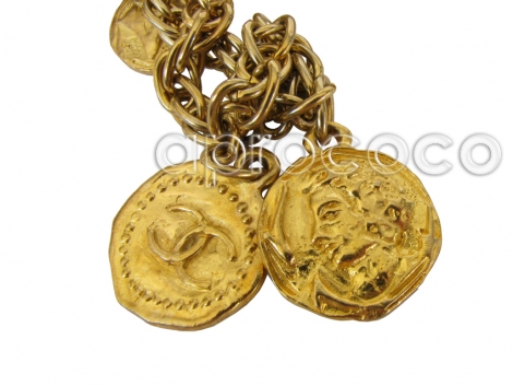 Beeindruckende 3-reihige CHANEL Kette mit ikonischen Münzen