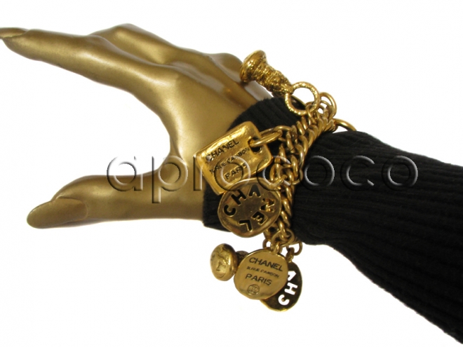 CHANEL vintage Bettelarmband - Armband - goldfarben mit schweren Anhängern Charms