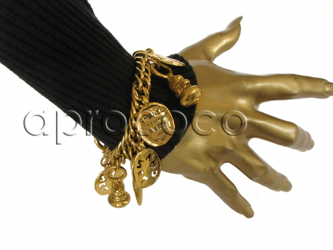 CHANEL vintage Bettelarmband - Armband - goldfarben mit schweren Anhängern Charms