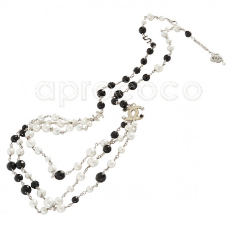 CHANEL 3-reihige Sautoir-Kette Perlenketten – schwarz & weiß + 5 Charm