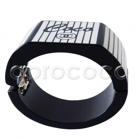 CHANEL Kunststoff Armreif Armband geringelt / mit schwarzen und weißen COCO Streifen