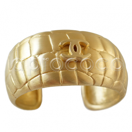CHANEL 2007 large gold CROCODILE DESIGN Bracelet Cuff with CC LOGO – gold