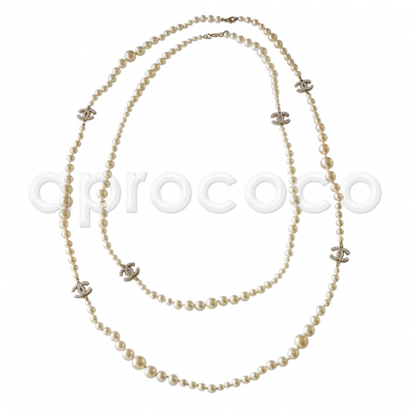 2x CHANEL 2009 lange Celebrity Perlenketten Ketten als SET mit 6 CC-Logos