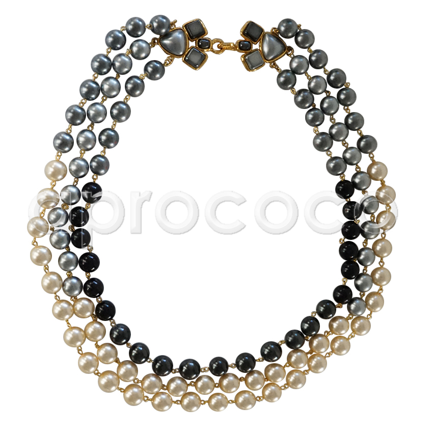 aprococo - Vintage CHANEL season 26 triple strand - chunky pearl