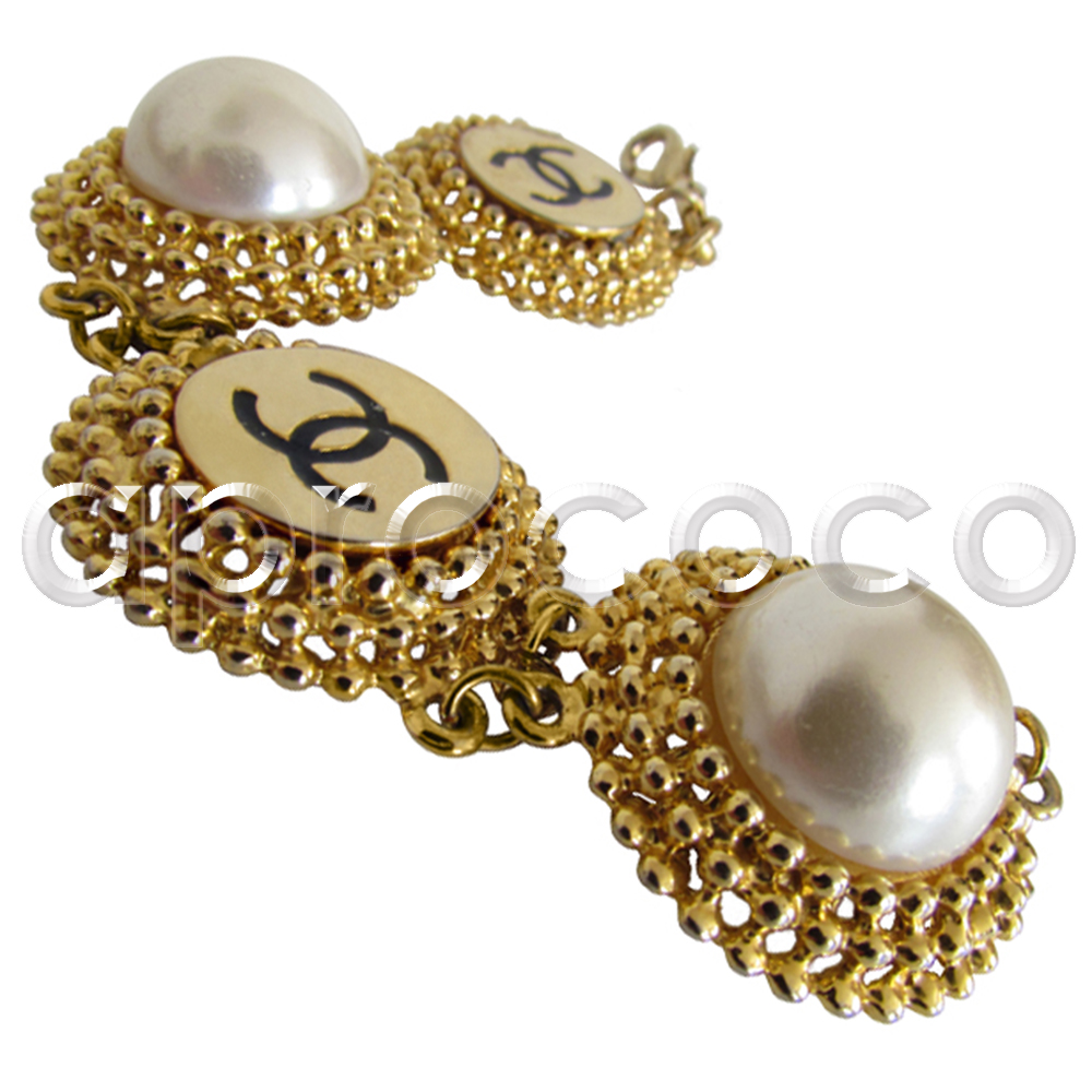 aprococo - Vintage sophisticated CHANEL BRACELET with huge pearl cabochons  and CC Logos