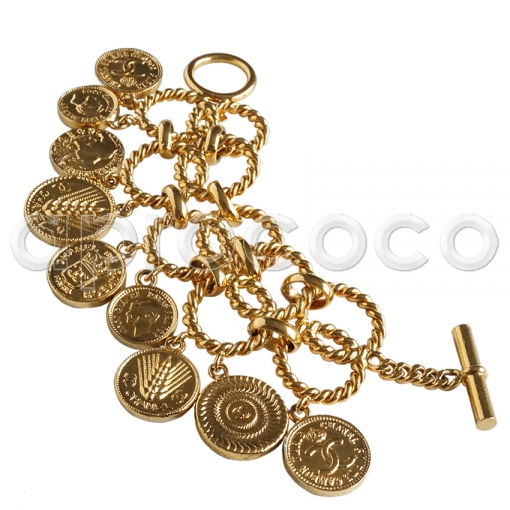 aprococo - Vintage CHANEL Bracelet with oval CROWN & CC Logo Charms